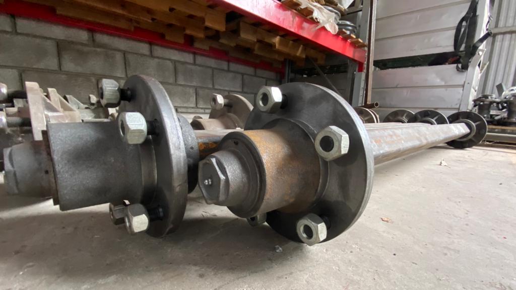 <SPAN STYLE=text-shadow: 4px 1px 6px rgba(0,0,0,0.67)>Ejes y Puntas<br/>de Eje</SPAN>